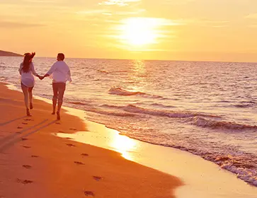 couple qui court sur la plage