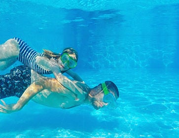 enfant à la piscine