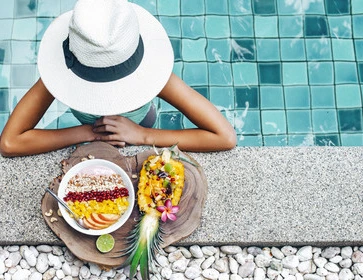 Femme dans une piscine