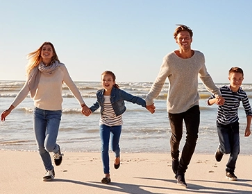 couple qui court sur la plage