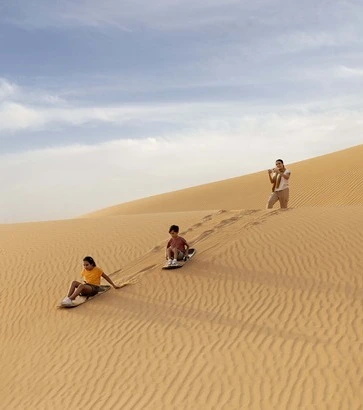 Enfants dans le désert à Abu Dhabi