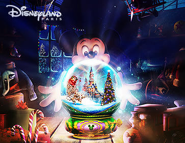 Femme de dos dans une piscine vue sur mer