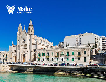 Femme de dos dans une piscine vue sur mer