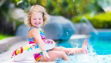 Petite fille à la piscine