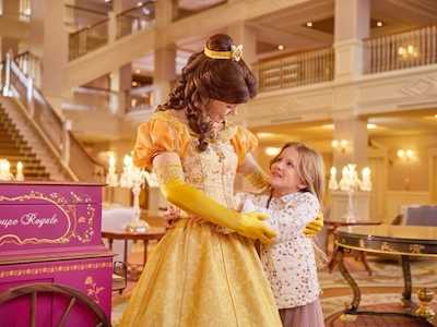 Fille avec Belle Disneyland Paris