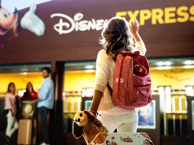 Fille dans la gare de DisneyLand Paris