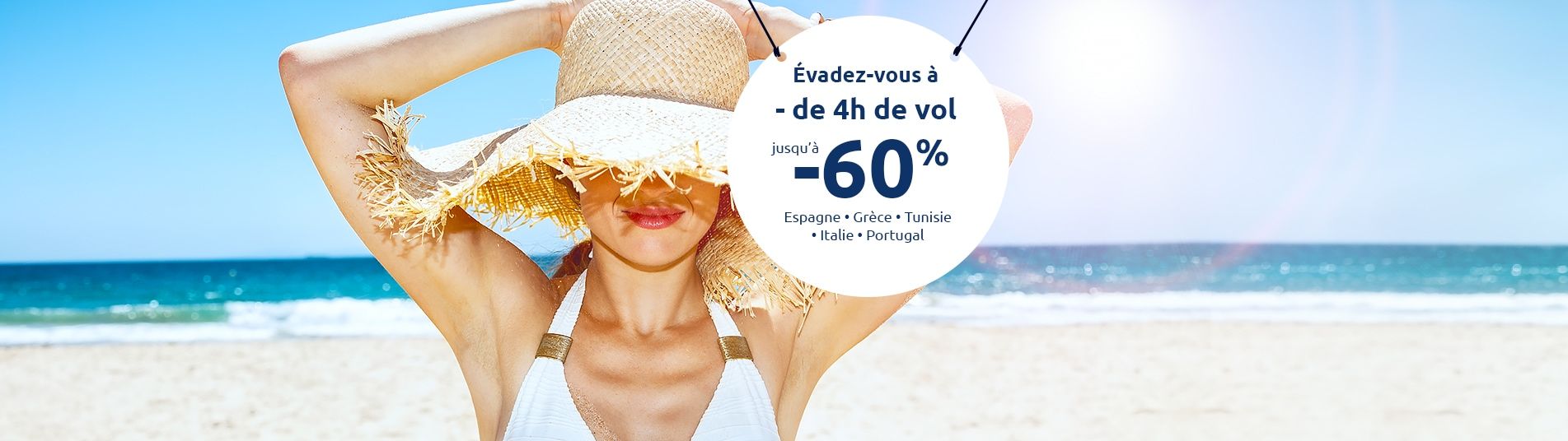 Femme avec un chapeau à la plage
