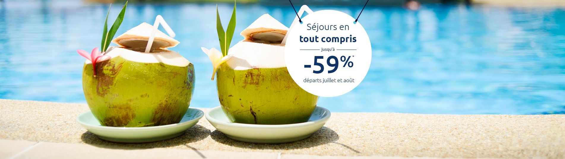 Cocktail dans des noix de coco au bord de la piscine