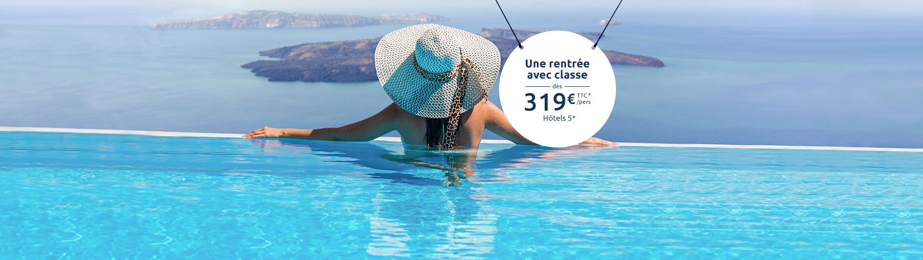 Femme de dos dans une piscine vue sur mer