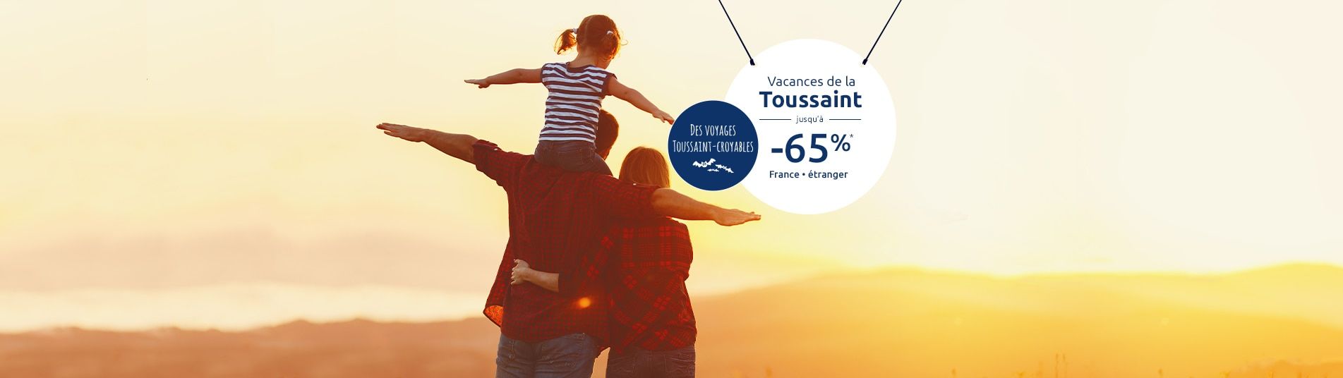 Famille qui court dans les champs