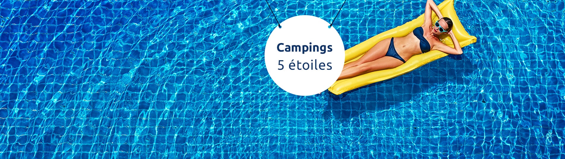 Femme sur un matelas gonflable dans une picine
