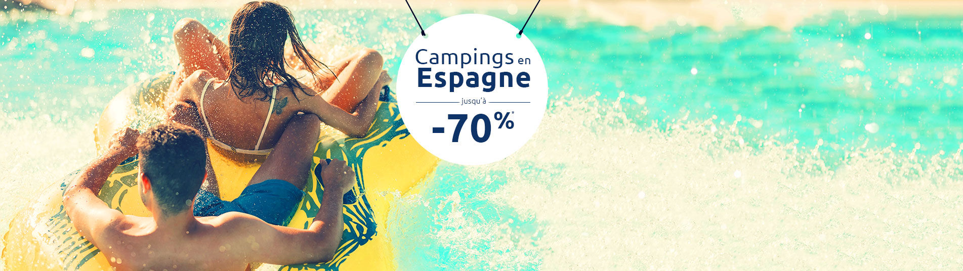 Couple dans la piscine avec une bouée