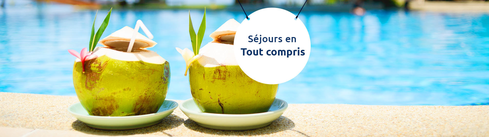 Cocktail dans des noix de coco au bord de la piscine