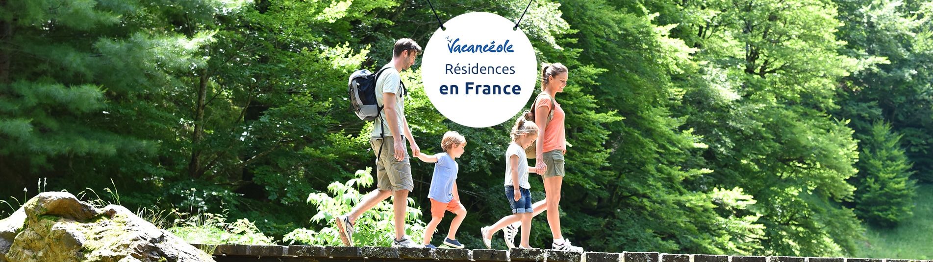 Famille en balade dans la nature