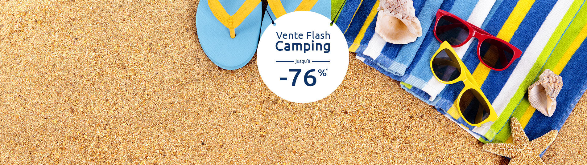Tongs et lunettes de soleil sur le sable