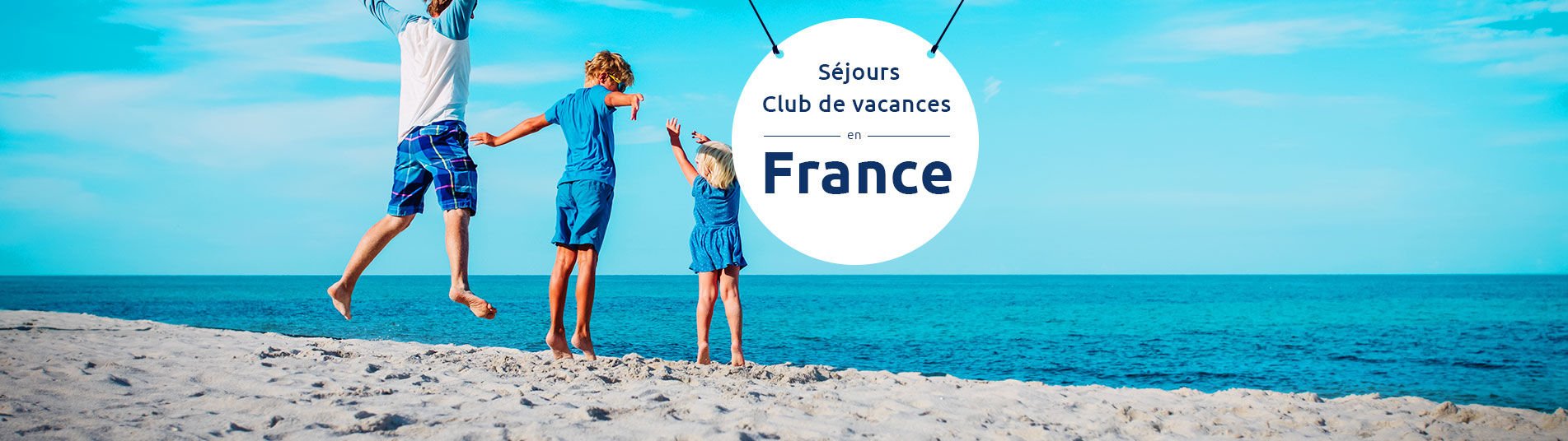 Enfants qui sautent sur la plage