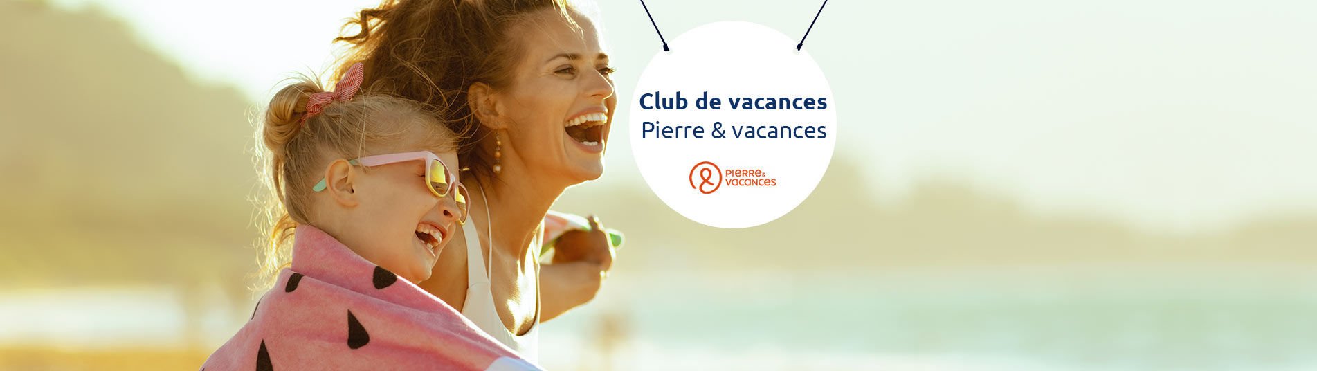 Mère et fille rient à la plage