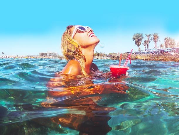 Fille qui sourit à la mer