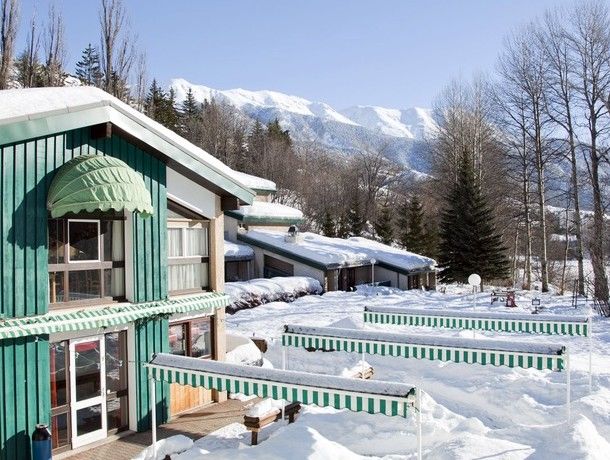 Paire de ski dans la neige